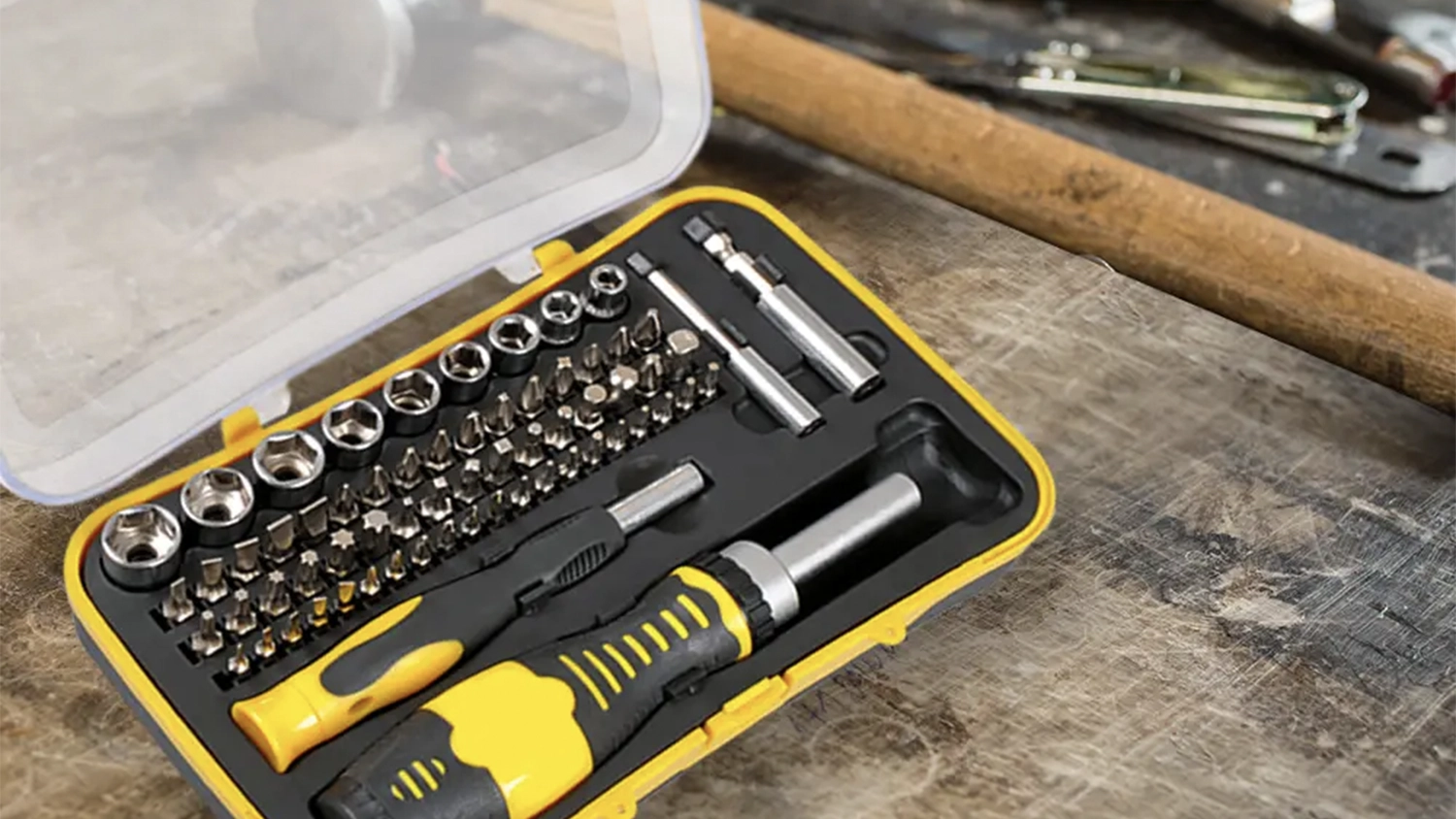 Sada bitov a skrutkovačov Fieldmann FDS 1005-65R 65 dielov na pracovisku