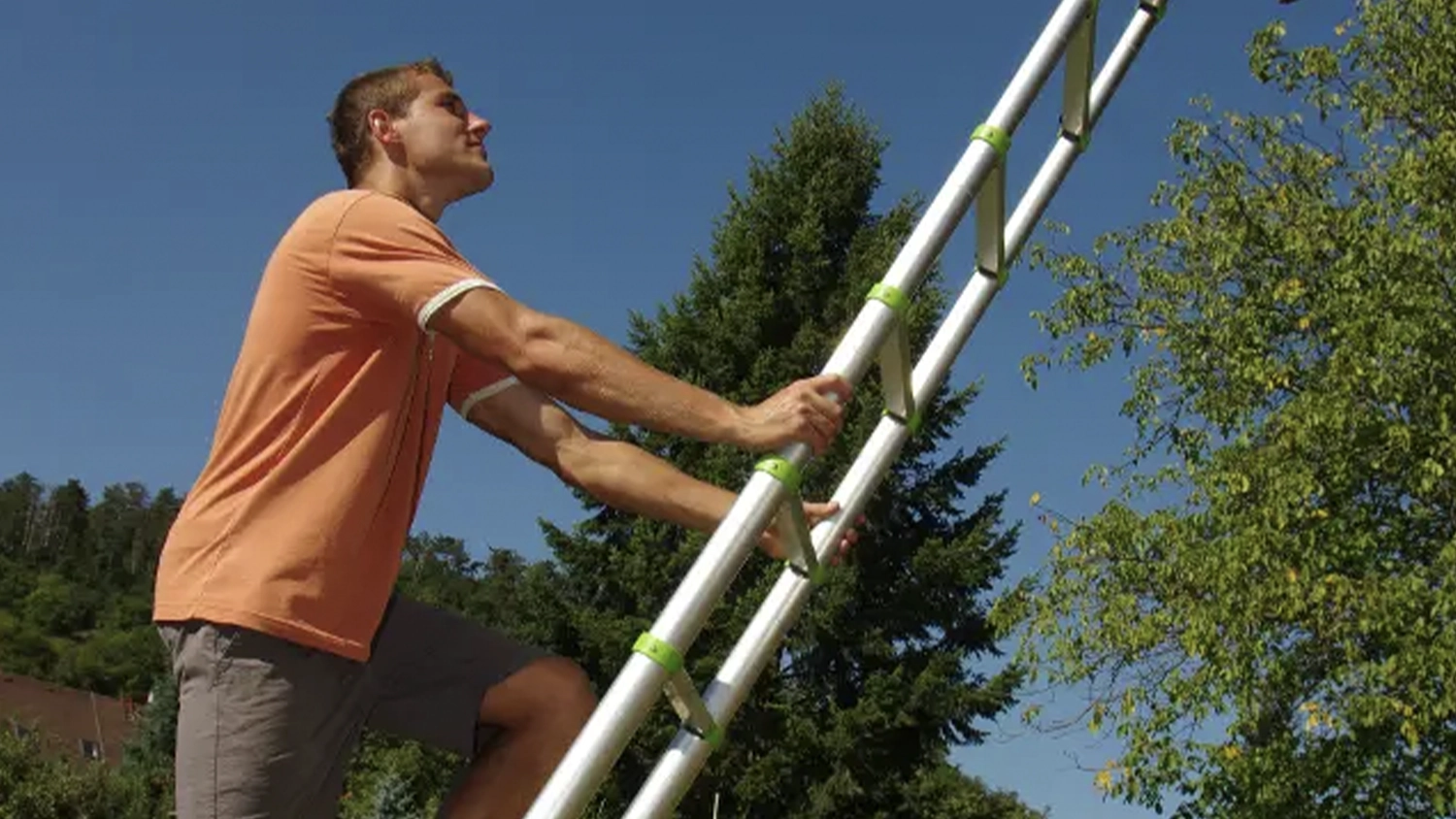 Muž používá teleskopický žebřík Fieldmann FZZ 4006 4,4 m