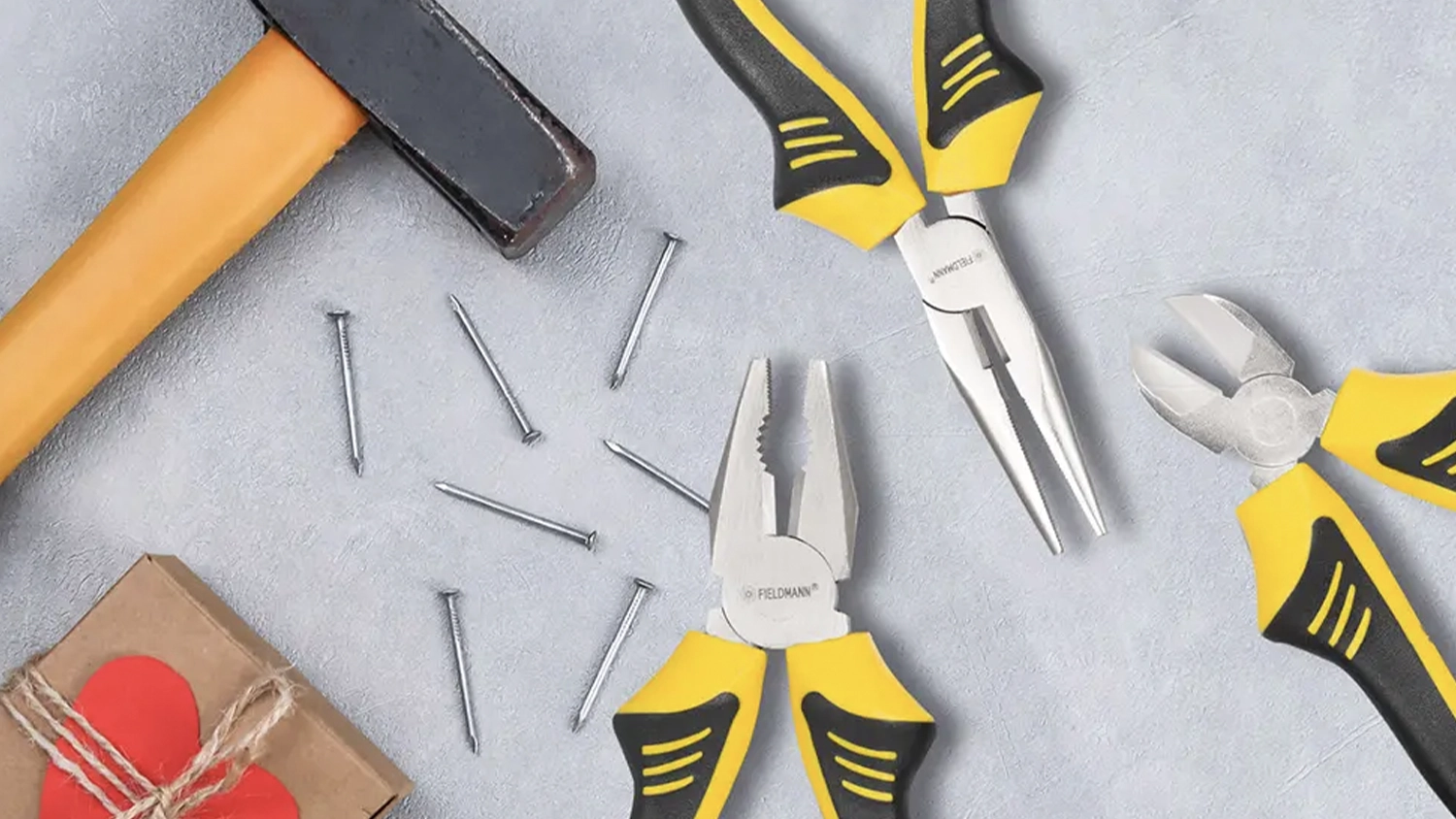 Sada ručných klieští Fieldmann FDN 1020 pri použití v dielni