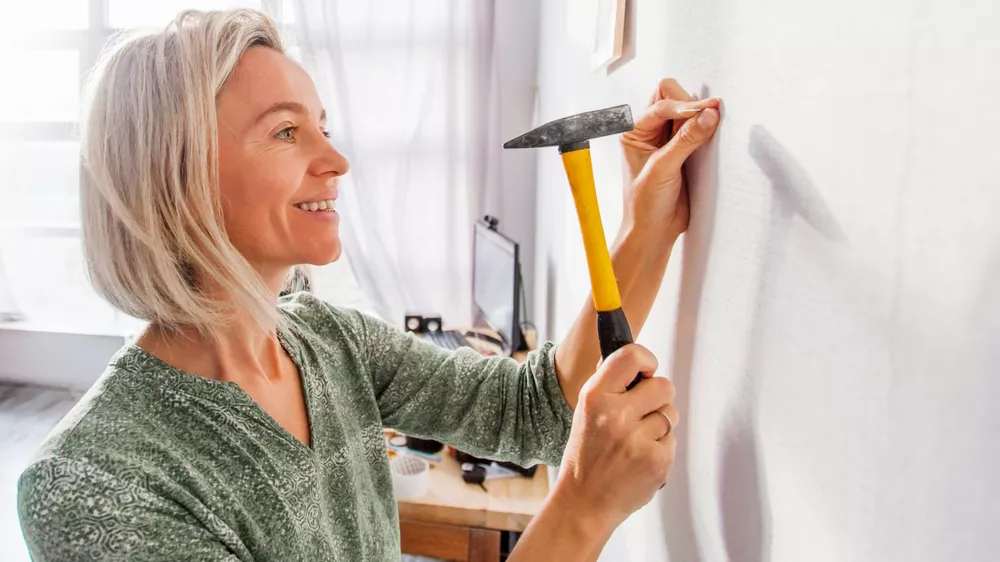 Žena pracuj&uacute;ca s&nbsp;d&aacute;mskou sadou n&aacute;radia FIELDMANN FDG 5019-51R