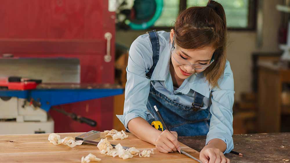 Mladá žena pracuje v dílně_03
