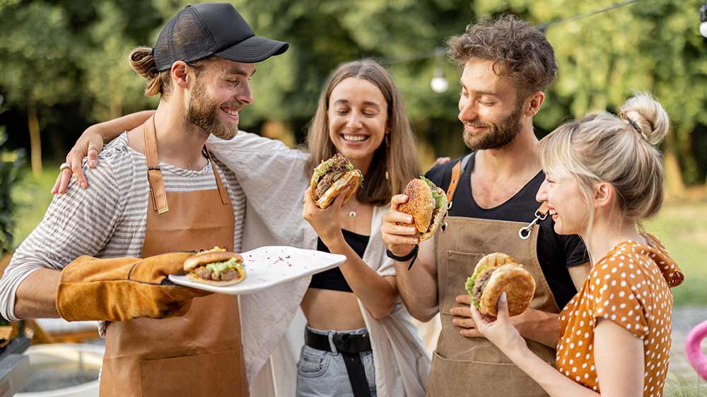 Přátelé si pochutnávají na burgerech_03