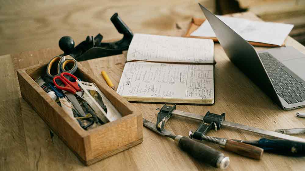 Pracovn&iacute; stůl s n&aacute;řad&iacute;m v d&iacute;lně_02