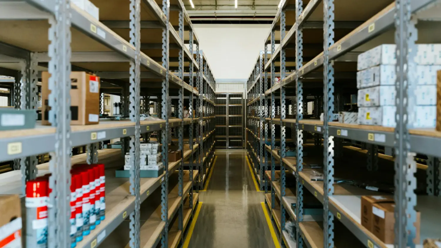 Pohled do uličky s reg&aacute;ly