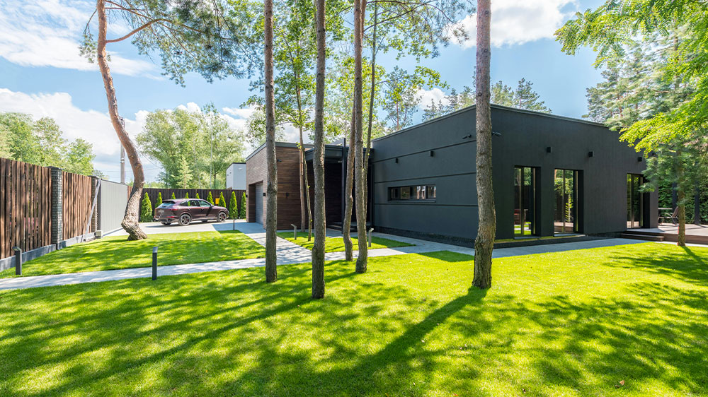 Uprataná a čistá záhrada pri dome _03