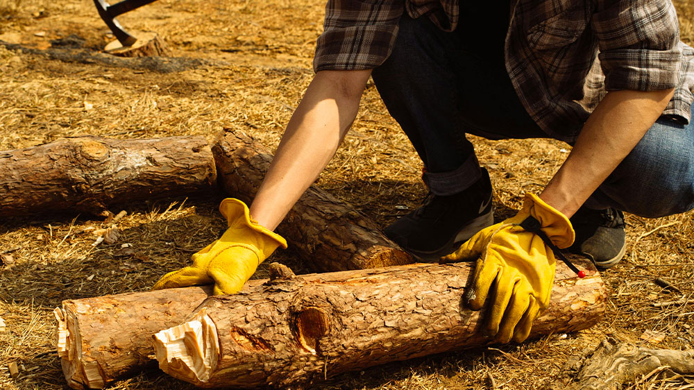 Muž pracuj&uacute;ci s nasekan&yacute;m drevom _03