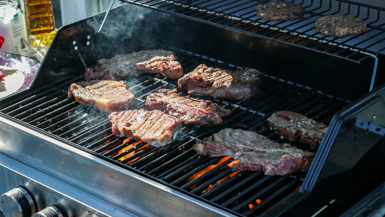 Příprava lahodných steaků na grilu