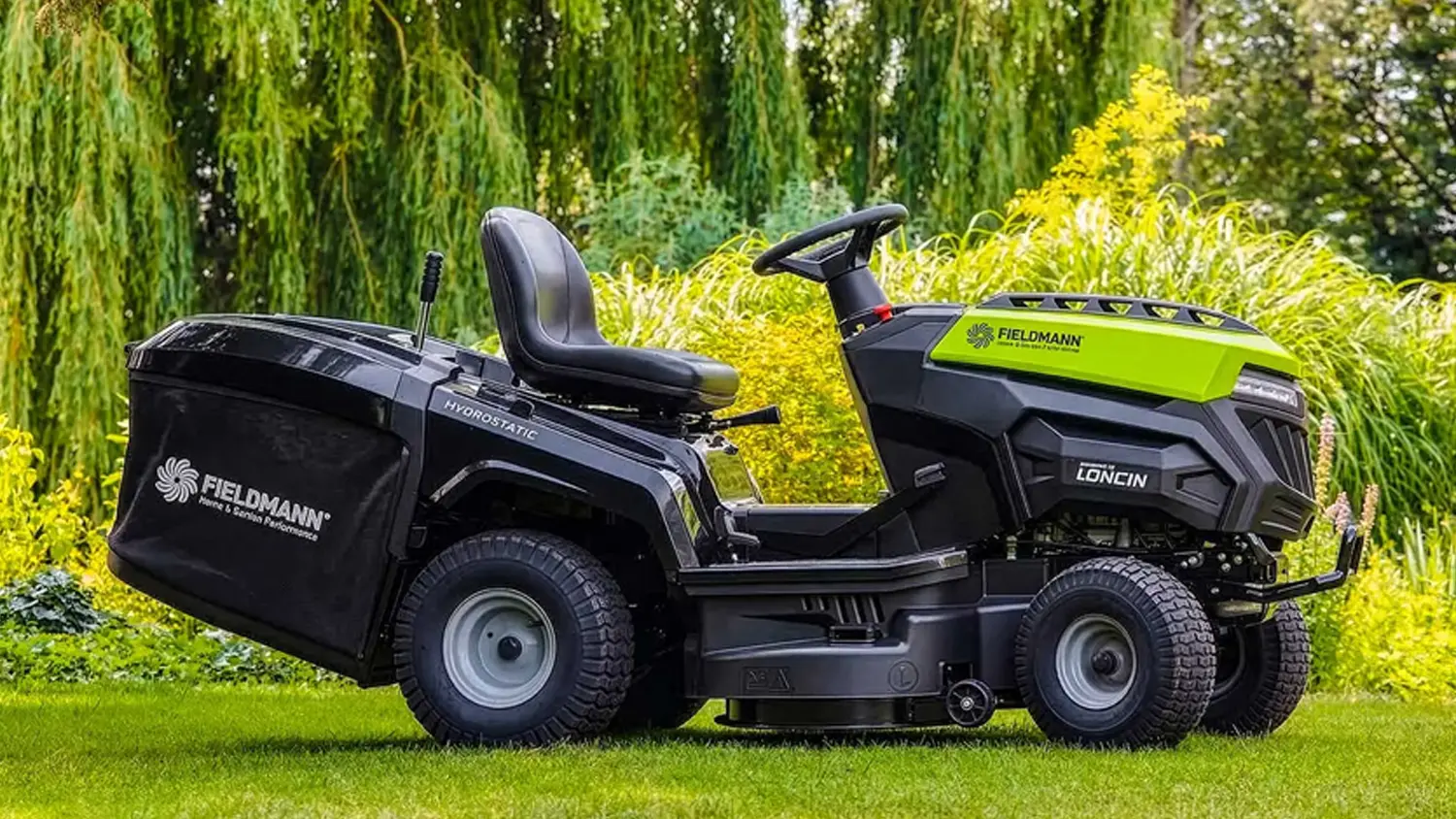 Zahradní traktor Fieldmann FZTR 8630-B na zahradě