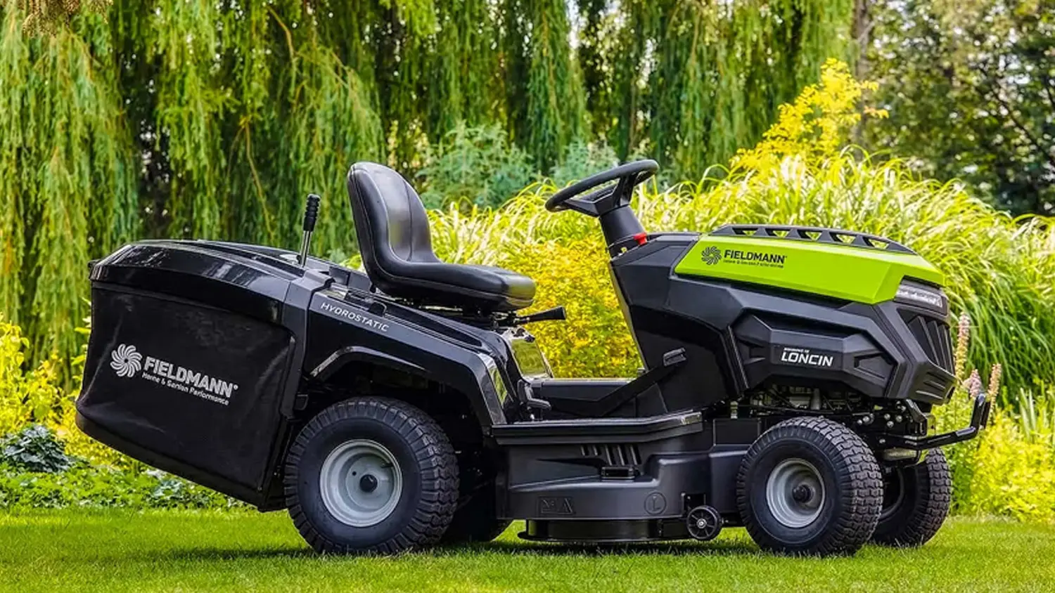 Zahradní traktor Fieldmann FZTR 9840-B na zahradě