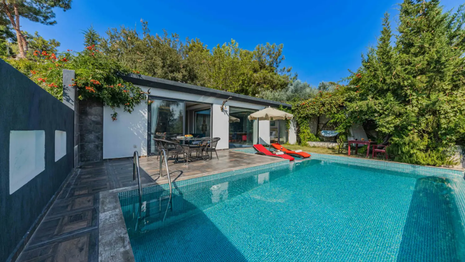 Pohled na baz&eacute;n za domem