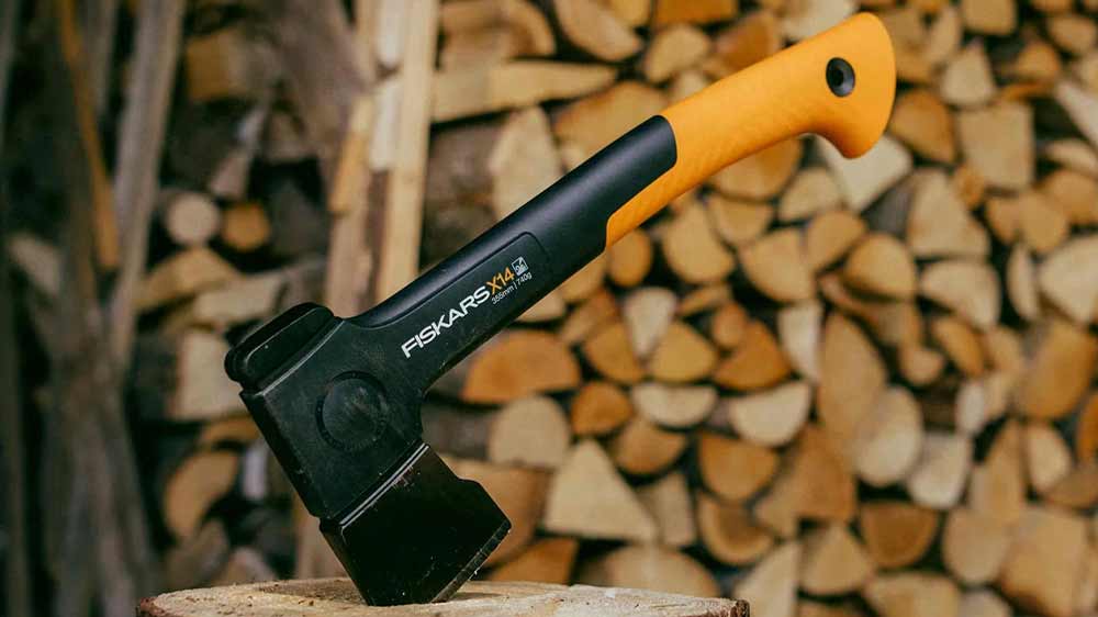 Univerzální sekera Fiskars X14 zaseknutá ve špalku_03