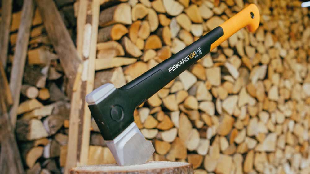 Štípací sekera Fiskars X-series X24 (M) zaseknutá ve špalku_02