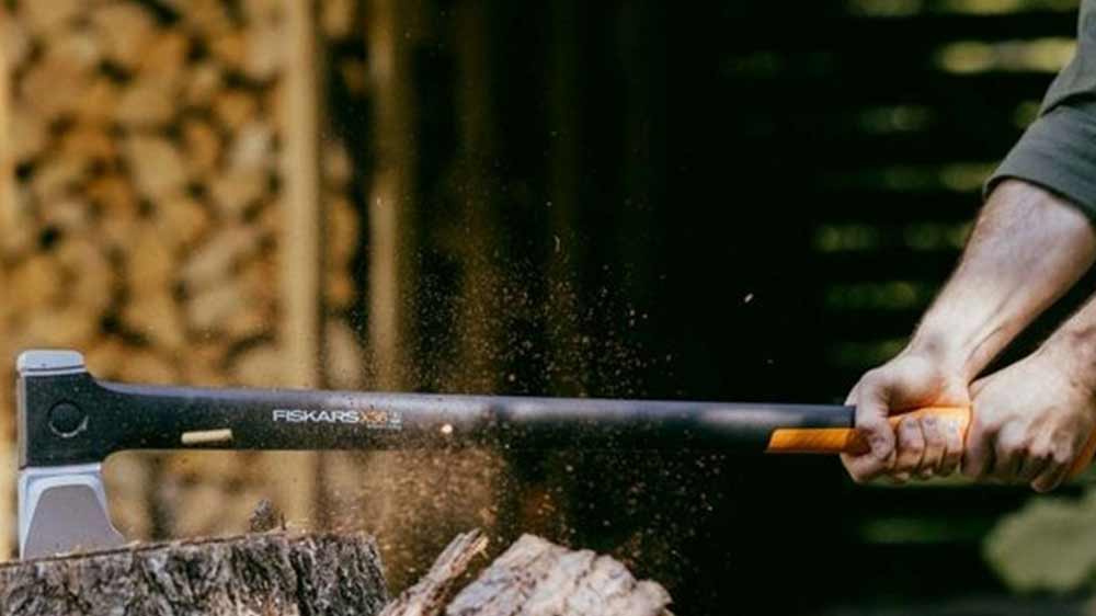 Štípání dřeva se sekerou Fiskars X-series X24 (M)_03