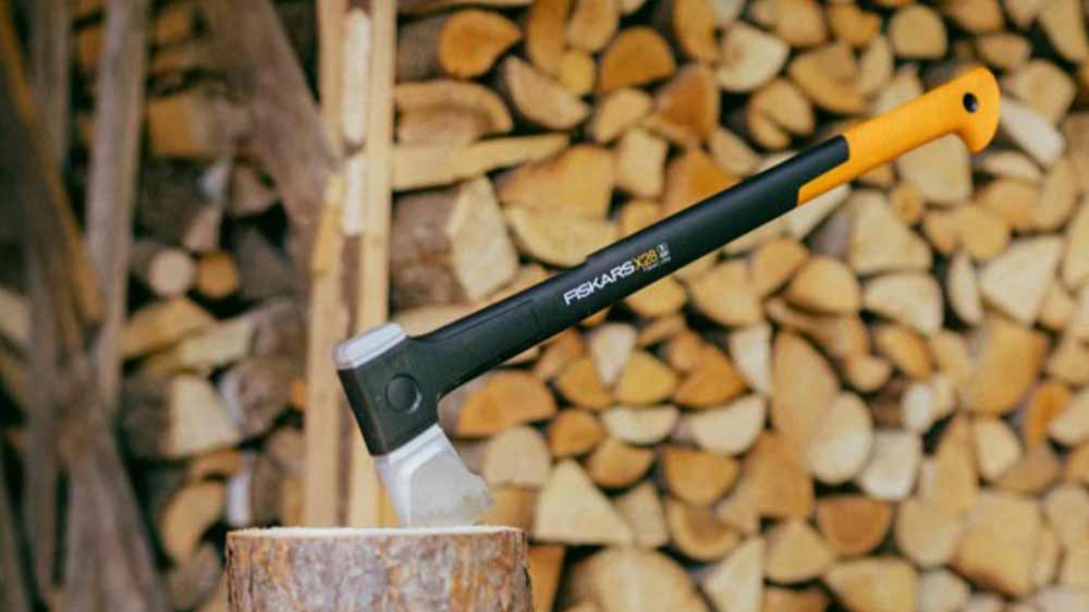 Štípací sekera Fiskars X-series X28 (M) zaseknutá ve špalku_02