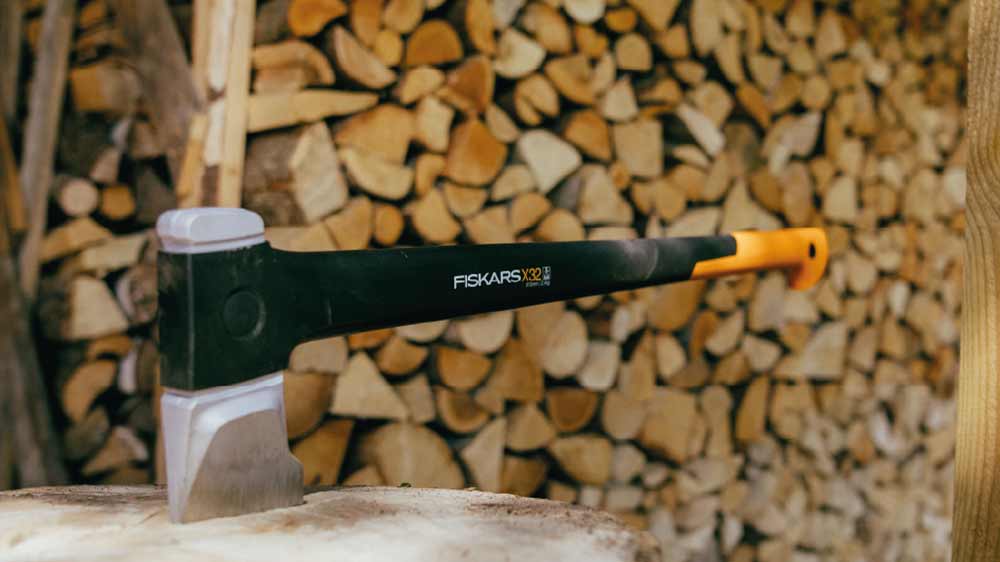 Štípací sekera Fiskars X-series X32 (L) zaseknutá ve špalku_02