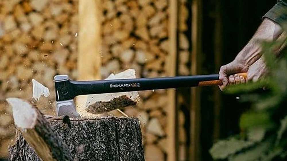 Štípání dřeva se sekerou Fiskars X-series X32 (L)_03