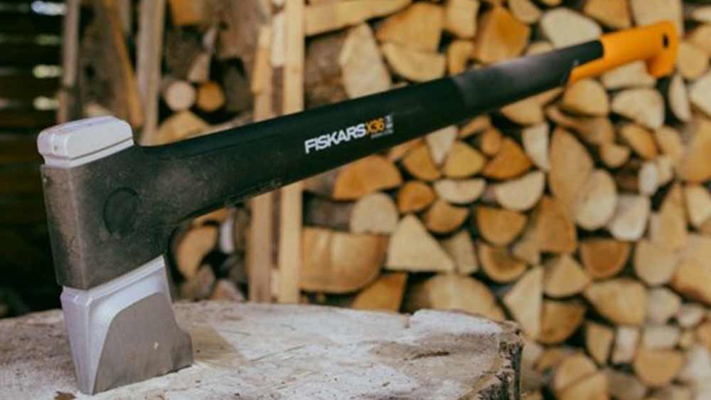 Štípací sekera Fiskars X36 zaseknutá ve špalku_03