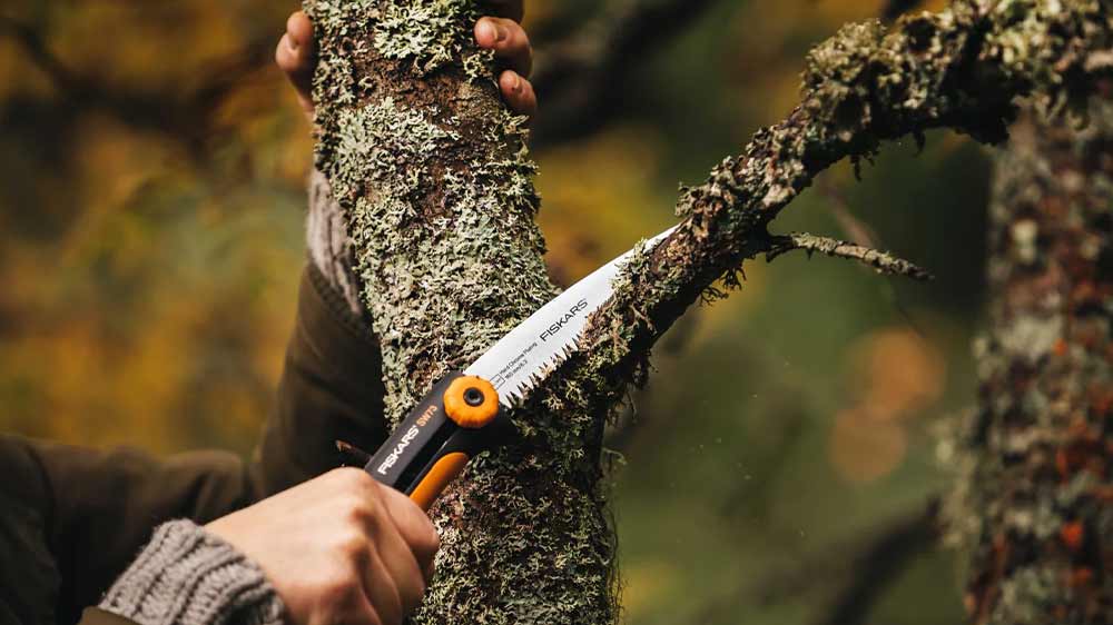 Zahradní pilka Fiskars Xtract SW73 řeže větev_02