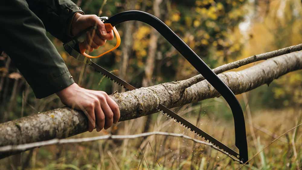 Řezání větve rámovou pilou Fiskars 21 palců SW30_02