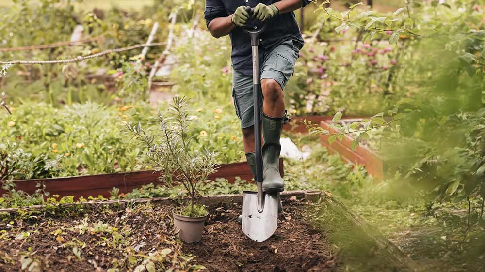 Muž ryje se špičatým rýčem Fiskars Ergonomic_02