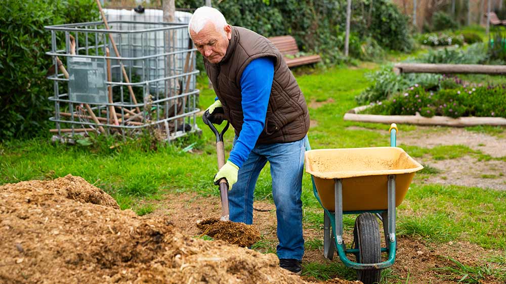 Muž nabírá hlínu_03
