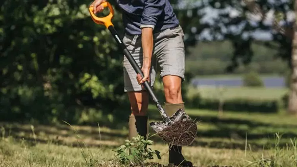 Rytí hlíny rýčem Fiskars_02