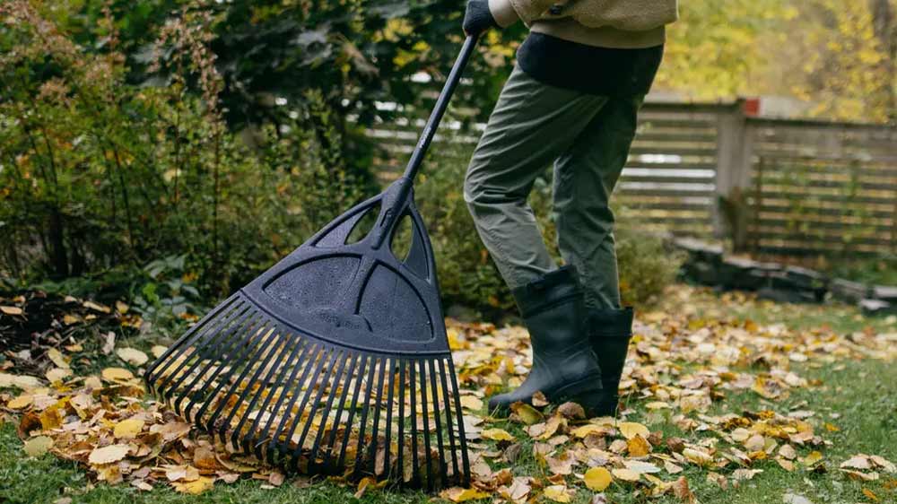 Člověk shrabující listí s násadou Fiskars Solid_02