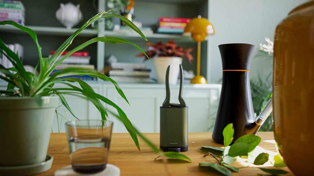 Stř&iacute;h&aacute;n&iacute; stonků nůžkami s velk&yacute;mi oky ze sady Fiskars Plant Care 1075317 _03
