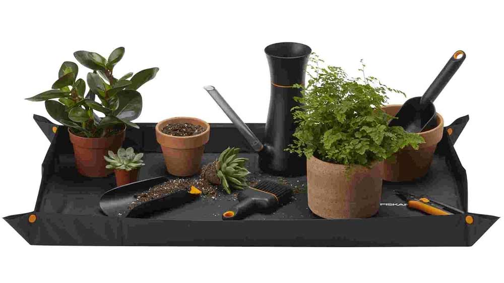 Podložka pro výsadbu a přesazování Fiskars 1071304 s květináči a nářadím na ploše_02