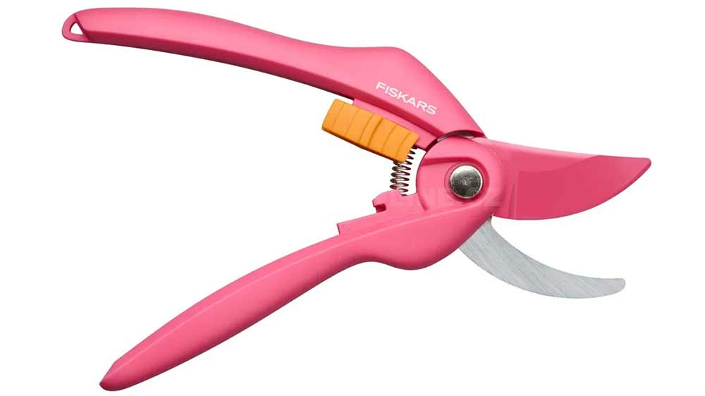 Zahradní nůžky Fiskars Ruby P26 1003657 s rozevřenými čepelemi _03