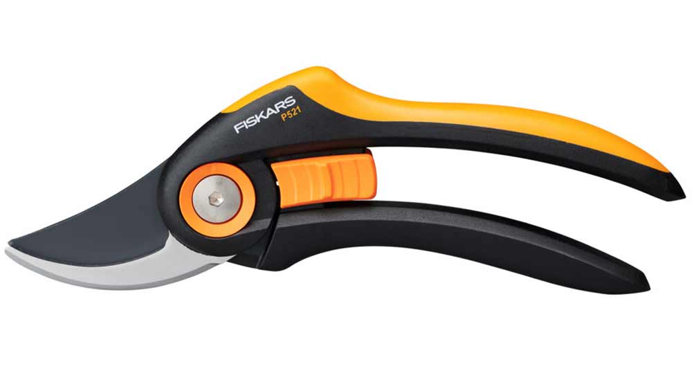 Dvoučepelové zahradní nůžky Fiskars Plus P521_01
