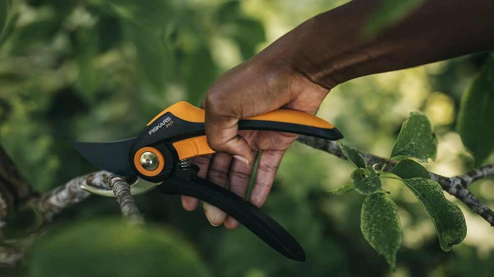 Ruka stříhající větev nůžkami Fiskars P521_02