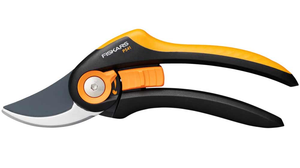 Dvoučepelové zahradní nůžky Fiskars P541 SmartFit_01