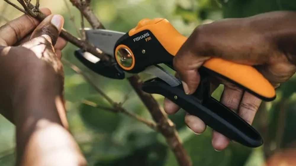 Jednočepelové zahradní nůžky Fiskars PowerLever Plus P741 při práci_02
