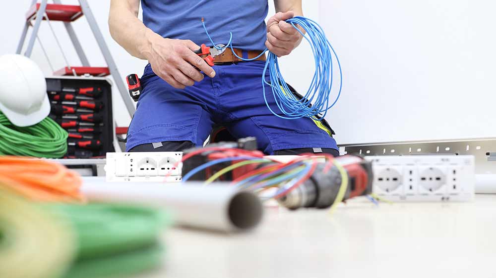Elektrikář má kolem sebe spoustu vybavení a zkracuje dráty_02