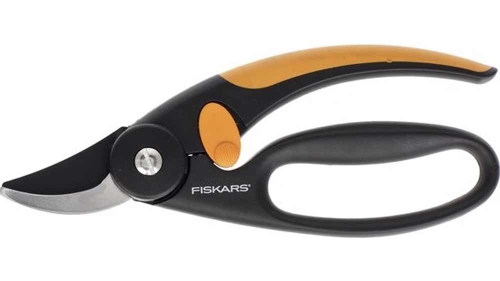 Dvoučepelové zahradní nůžky Fiskars FingerLoop P44_01