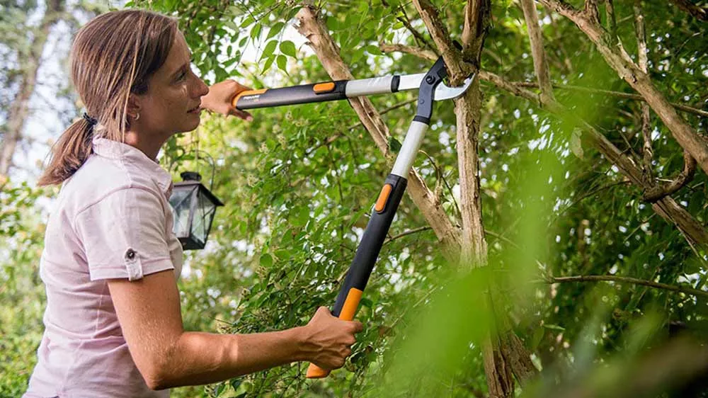 Žena pracující s nůžkami Fiskars L86_02