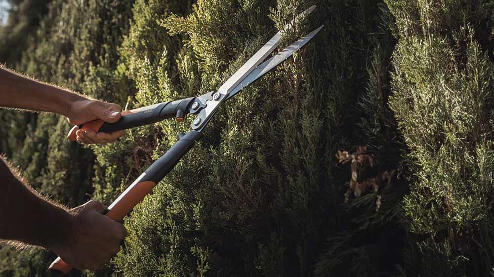 Nůžky na živý plot Fiskars HSX92 PowerGear při práci_02