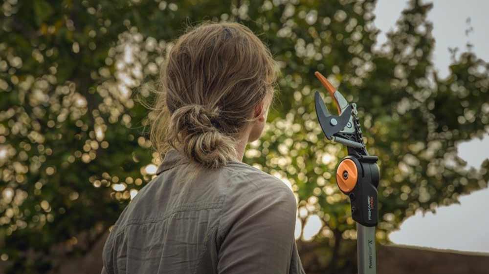 Žena se zahradními nůžkami Fiskars PowerGear X UPX82 _03