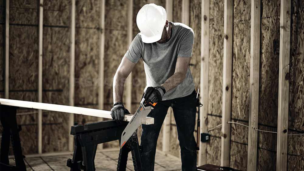 Muž pracuje s pilou Fiskars_03