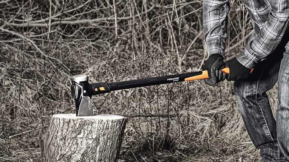 Špalek a muž držící kalač Fiskars X39 Safe-T_02