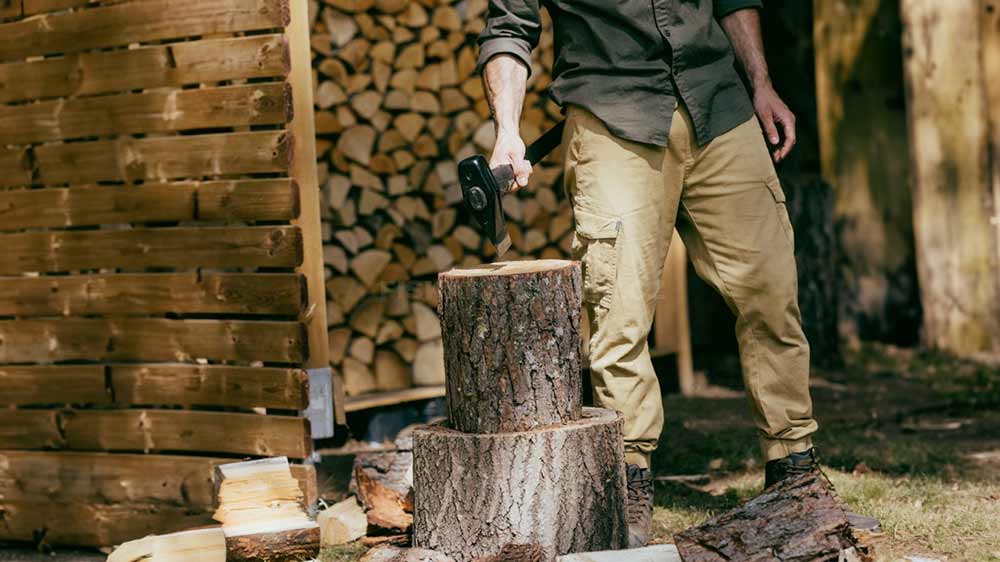 Špalek a muž držící kalač Fiskars X37_02