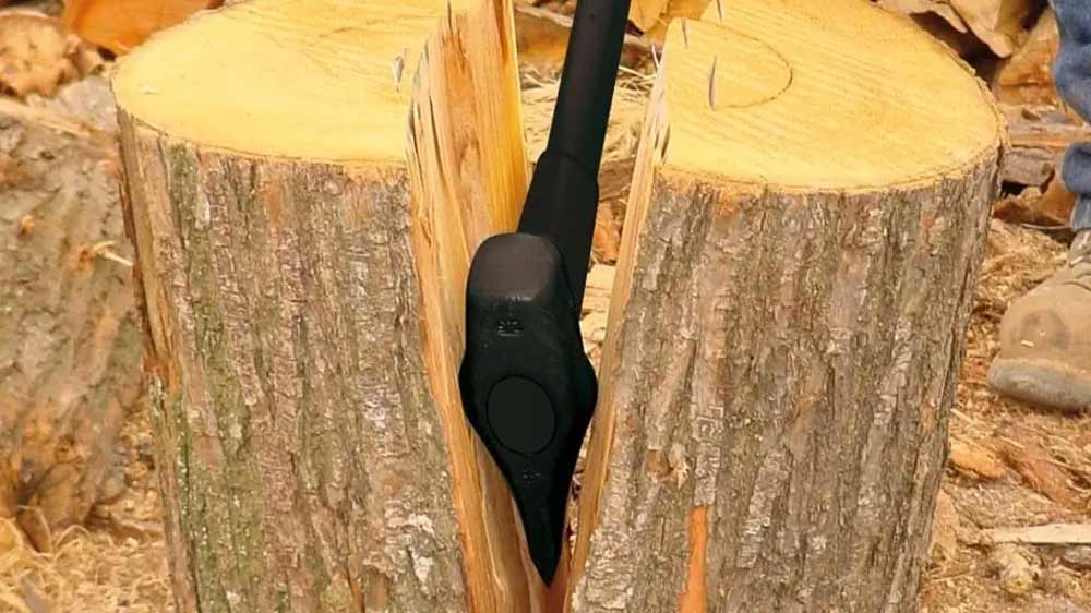 Přeseknutý špalek s kalačem Fiskars X46_02