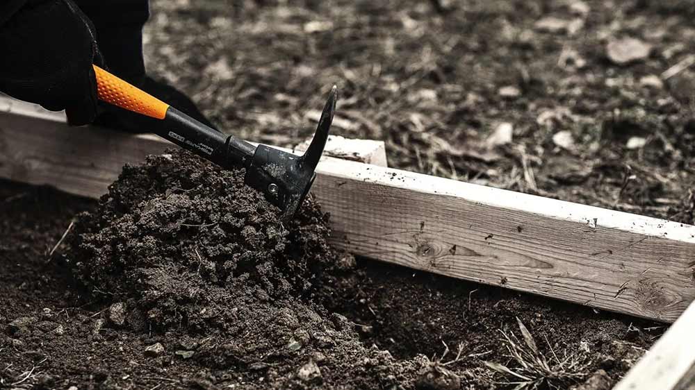 Vykop&aacute;v&aacute;n&iacute; hl&iacute;ny s krump&aacute;čem Fiskars_02