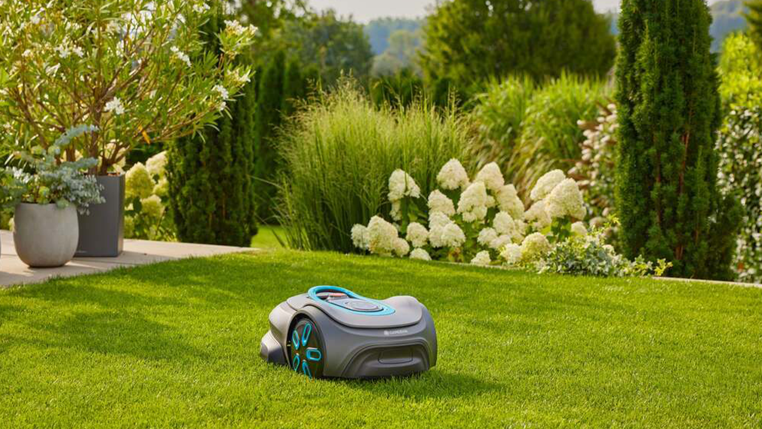 Robotick&aacute; kosačka Gardena na pokosenom tr&aacute;vniku