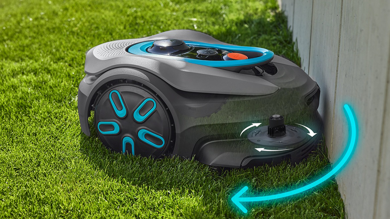Robotická sekačka seká podél plotu