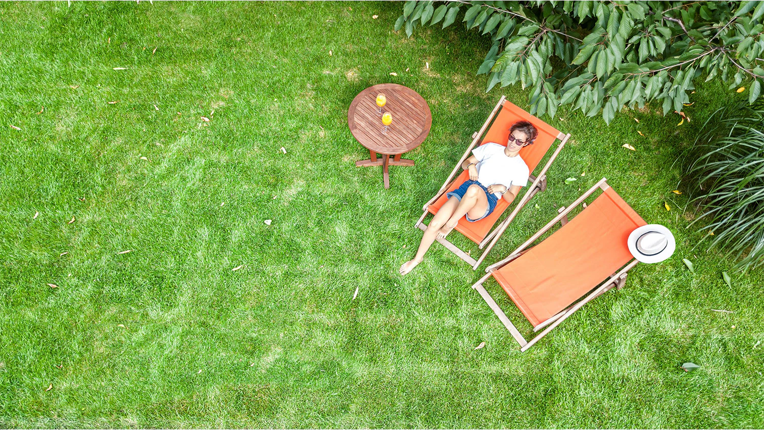 Muž kosí trávnik s kosačkou Gardena