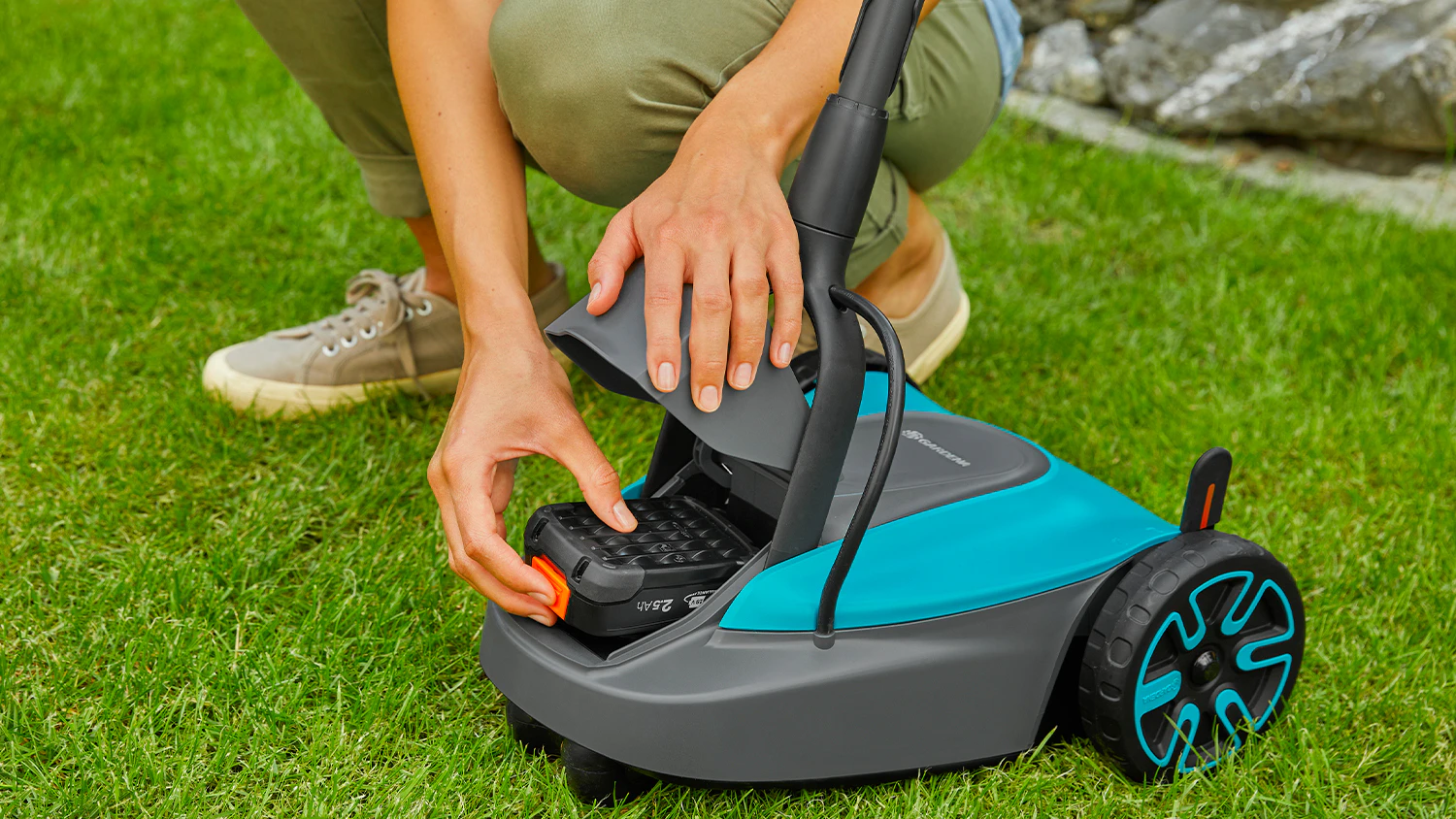 Žena vkladaj&uacute;ca bat&eacute;riu do kosačky HandyMower 22/18V P4A