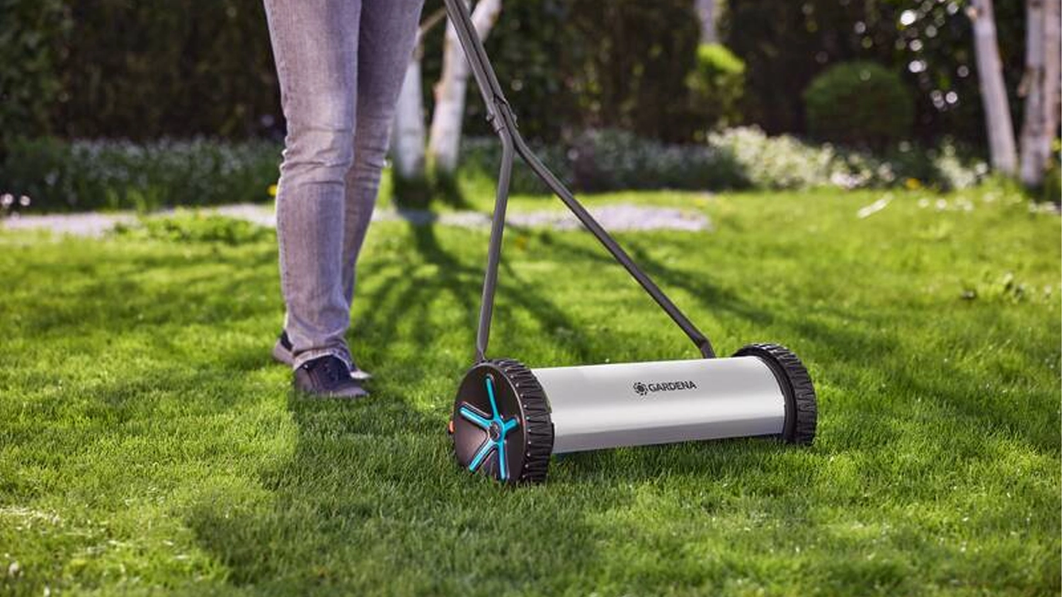 Vřetenová sekačka Gardena Comfort 400 při práci