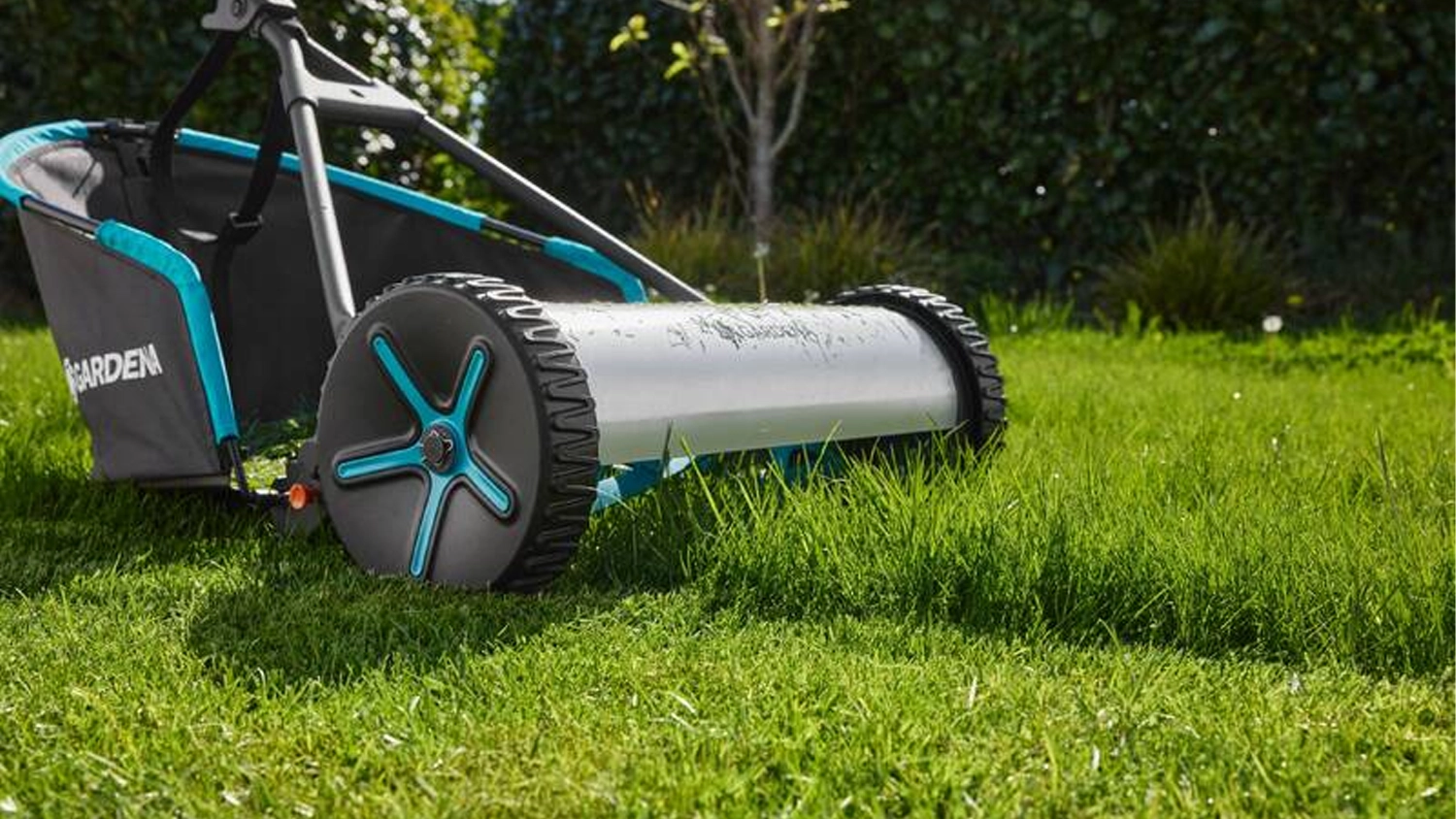 Vřetenová sekačka Gardena Plus 400 při sečení zblízka